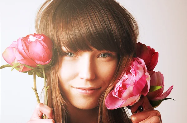 Retrato de mujer joven hermosa feliz con flores de primavera —  Fotos de Stock