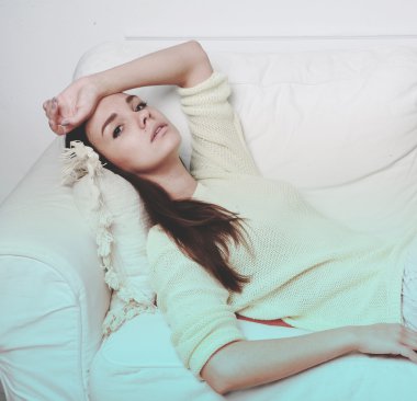 çekici bir genç kadın kanepede rahatlatıcı portresi