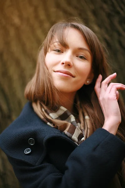 Chica bonita en el parque de otoño — Foto de Stock