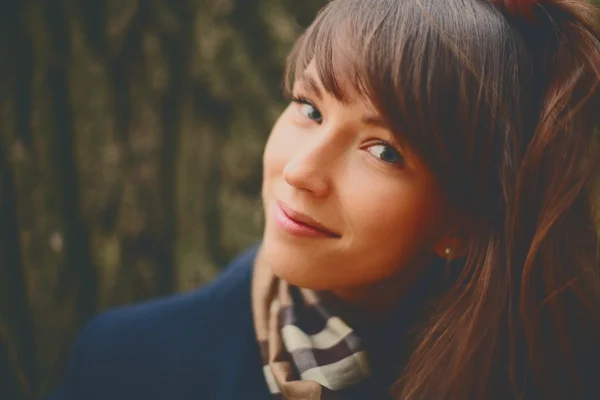 Chica bonita en el parque de otoño — Foto de Stock