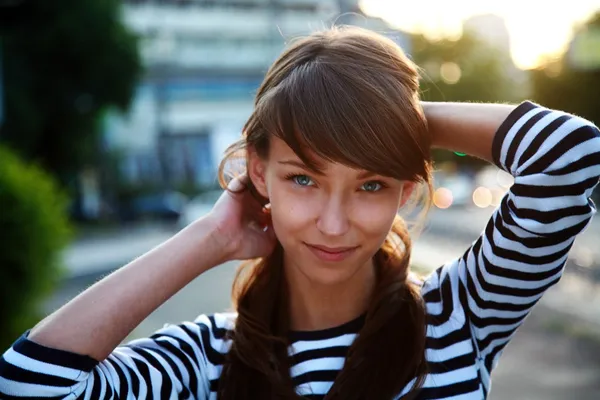 Feliz joven en vestido —  Fotos de Stock