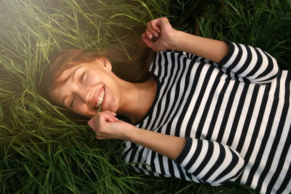 Uśmiechnięte dziewczyny na trawie — Zdjęcie stockowe