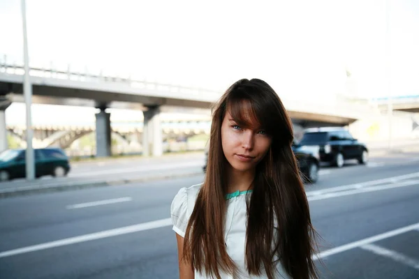 Beautiful girl in city — Stock Photo, Image