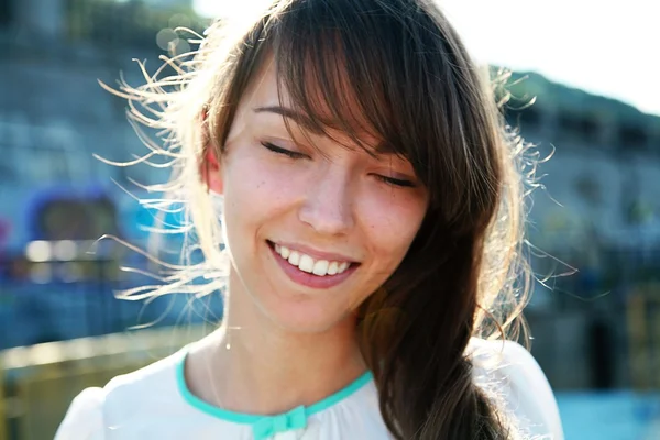 Dame souriante avec les yeux fermés — Photo