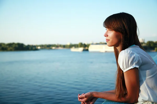 Menina pensativa perto do rio — Fotografia de Stock