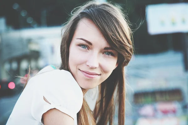 Mooie jonge vrouw. — Stockfoto