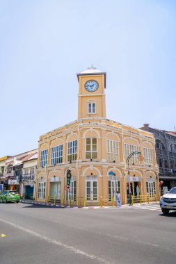 Phuket, Tayland - 12 Nisan 2021, Saat Kulesi 'ndeki Phuket Eski Kasabası çevresi, Sino Portekiz binası gibi bir stil, Tayland' ın Phuket eyaletinde ünlü bir seyahat noktası..