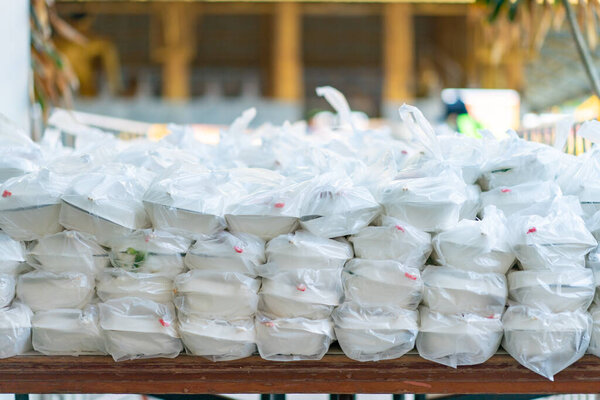 Пакеты с азиатской пеной готовятся в пластиковом пакете для пожертвования людям.