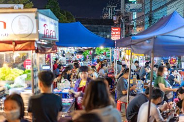 Chiang Mai, Tayland - 18 Ekim 2020, Manee Nopparat Yolu üzerindeki Changphuak Pazarı çevresindeki sokak yiyecekleri. Chiang Mai bölgesi, Tayland 'ın kuzeyi..