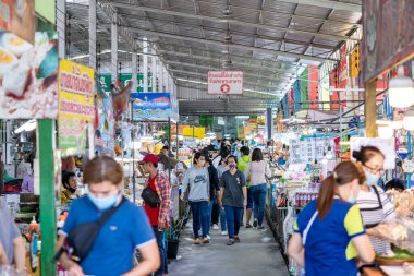 Chonburi Eyaleti, Tayland - 25 Eylül 2020, Asya yerlileri, Tayland 'ın Chonburi Eyaleti' ndeki büyük taze market olan Angsila balık pazarından deniz ürünleri alıp satıyor..