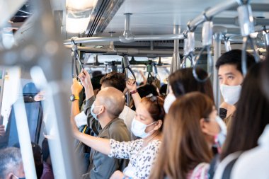 Bangkok, Tayland - 25 Eylül 2020, Asya Çevre Yolcuları Gökyüzü Treni 'nde tüm insanların yüzlerinde maskelerle.