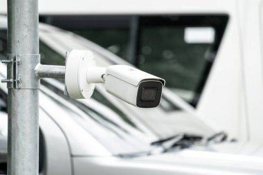 Güvenlik kameraları binanın tavanına ve duvarına o bölgedeki güvenlik sistemini izlemek ve çalıştırmak için yerleştirilmiş..