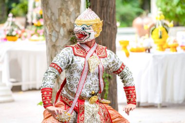 Tayland geleneksel drama hikayesi Khon epic, Ramakien veya Ramayana ile Hanuman (beyaz maymun) ve diğerlerinin performansı.