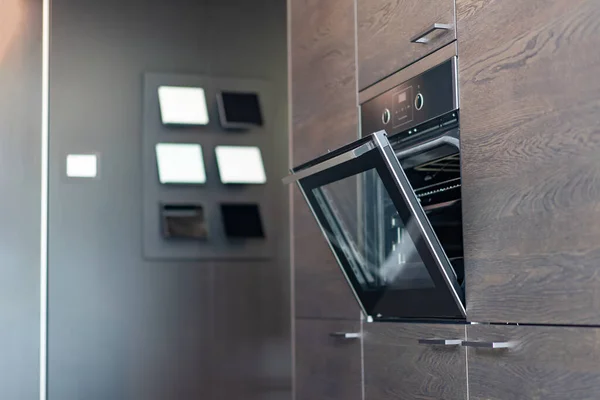 Bangunan Oven Minimal Modern Dengan Furnitur Kayu Kitchen Dengan Jendela — Stok Foto
