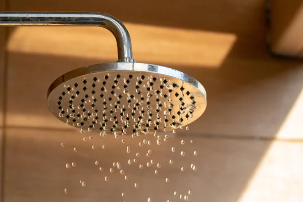 Közel Kültéri Zuhanyzó Fejét Fürdő Zuhanyzó Hideg Víz Test Előtt — Stock Fotó
