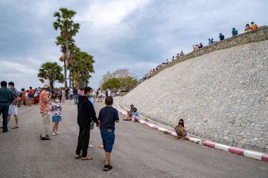 Phuket, Tayland - 12 Nisan 2021, Songkran tatil haftasonunda LAEM PHROM THEP veya PHROM THEP CAPE çevresindeki insanların çevresi, Tayland 'ın Phuket Adası' ndaki denizin ünlü manzarası.