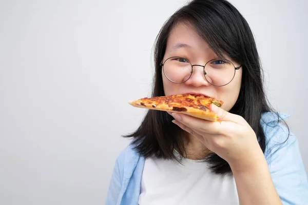 Glada Glasögon Asiatisk Ung Kvinna Äter Pizza Vit Bakgrund — Stockfoto
