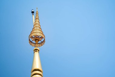 CHAT, Wat Phra 'nın tepesinde altın katmanlı Chom Kitti, Buda' nın kalıntılarının bir parçasını içeriyor. Bu bölge, Chiang Rai, Tayland 'da ikiye bölündü..