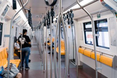 Bangkok, Tayland - 30 Temmuz 2020, Tayland yerel halkı Bangkok (Mass) Transit Sistemi içinde öğlen saatlerinde Bangkok, Tayland.