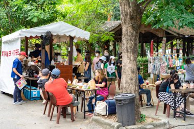 Chiang Mai, Tayland - 18 Ekim 2020, JingJai Market 'te Asyalı ailenin olduğu sokak yemekleri etkinliği, yaratıcı el yapımı ürün, Chiang Mai eyaleti, Tayland' ın kuzeyinde..