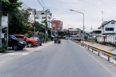 Chonburi Eyaleti, Tayland - 30 Temmuz 2020, Tayland 'ın Chonburi Eyaleti kırsal kesiminde küçük bir kanalı olan yerel yol..