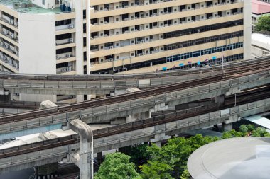 Ratchaprasong kavşağındaki eski binanın önünde treni olmayan Bangkok Gökyüzü Tren Yolu.