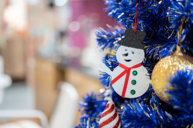 Bayram etkinliği için obje ağacında yılbaşı süslemesi.