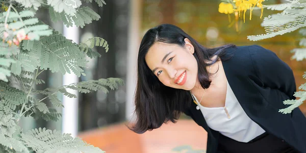 Atraente Confiança Jovem Mulher Asiática Negócio Terno Preto Está Postando — Fotografia de Stock