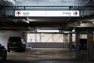 Otopark Aydınlatma Kutusu tavanda asılı. Sol taraftaki ışıklandırma kutusunun üzerindeki Tayland Laungae harfi 