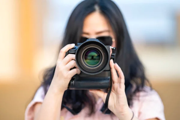 Amateur Zonnebril Aziatische Vrouw Nemen Een Foto Met Professionele Spiegelloze — Stockfoto