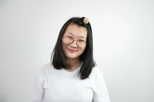 Asiático Glassese Woman Está Olhando Sorrindo Para Câmera Sobre Fundo — Fotografia de Stock
