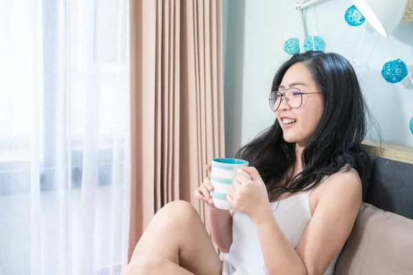 Asiático Óculos Mulher Segura Uma Xícara Café Relaxar Cama Pela — Fotografia de Stock
