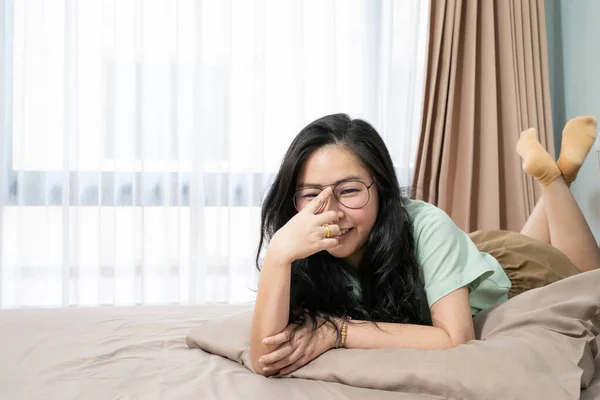 Óculos Bonitos Mulher Asiática Está Deitada Seu Estômago Olha Para — Fotografia de Stock