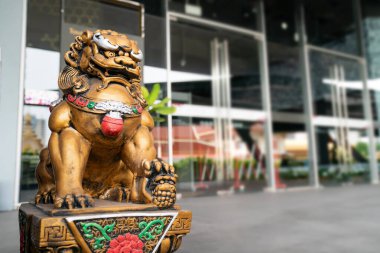 Çin altın tanrısı aslan heykeli Asya zen yapı süsü imparatorudur kapının önünde kötü şeyleri korumak için gelir..