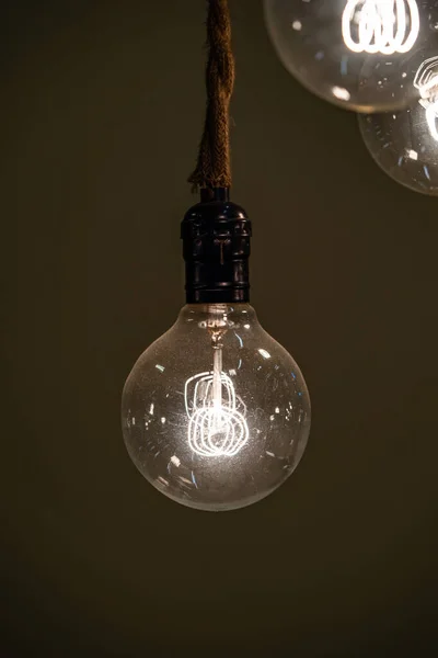 Fechar Pendurado Clássico Tungsten Lamp Área Escura Com Corda — Fotografia de Stock
