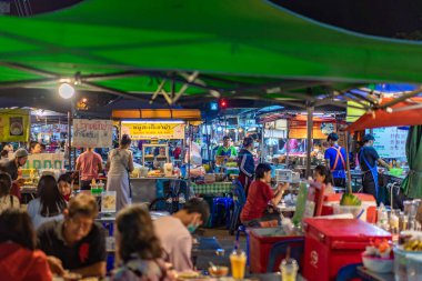 Chiang Mai, Tayland - 18 Ekim 2020, Manee Nopparat Yolu üzerindeki Changphuak Pazarı çevresindeki sokak yiyecekleri. Chiang Mai bölgesi, Tayland 'ın kuzeyi..