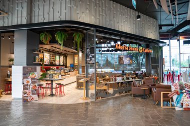 Bangkok, Tayland - 30 Nisan 2021, ShoWDC alışveriş merkezinin içinde Coronavirus salgını döneminde 1-31 Mayıs 2021 tarihlerinde kapanan mağaza ortamı. Bangkok, Tayland.