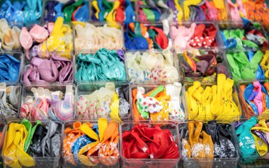 Birçok çeşit ve çeşitli patlamamış plastik balon ile plastik tepsi satış mağazası düzenlemek