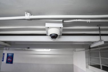 Otoparka güvenlik kamerası, karanlık düşük ışık atmosferine monitör ve güvenlik sistemi kontrolü için tavan yerleştirildi..