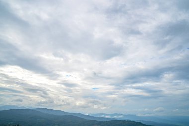 Bitki ve hayvanlarla dolu dağlarda yürümek zaman alır. Sonra tepelerin zirvesine ulaşıp bulutlu gökyüzüne ve kırsal alandaki panoramik manzaraya bakacağız..
