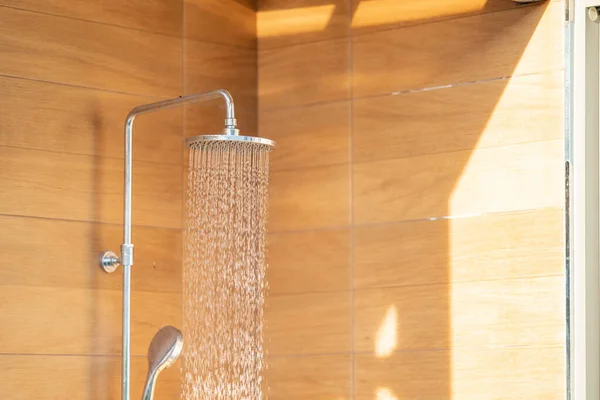Venkovní Sprchový Kout Hlavu Pro Koupel Sprchování Studené Vody Těla — Stock fotografie