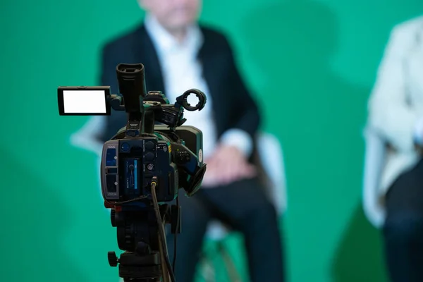 Bangkok, Tayland - 29 Ağustos 2020, Bir SONY video kaydedici, profesyonel kamera ve ekipman eklentisi durduruldu, Bangkok, Tayland 'da Yeşil Arkaplan' da röportaj sahnesine alındı.