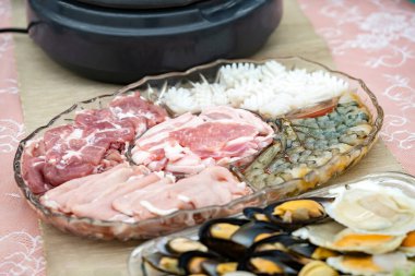 Özel VIP konuklarıyla Sukiyaki Premium ve Lüks Kutlama Yemeği. Hammadde, sığır eti, domuz eti, tavuk, yumurta, tofu, sebze, karides, kabuk, kalamar..