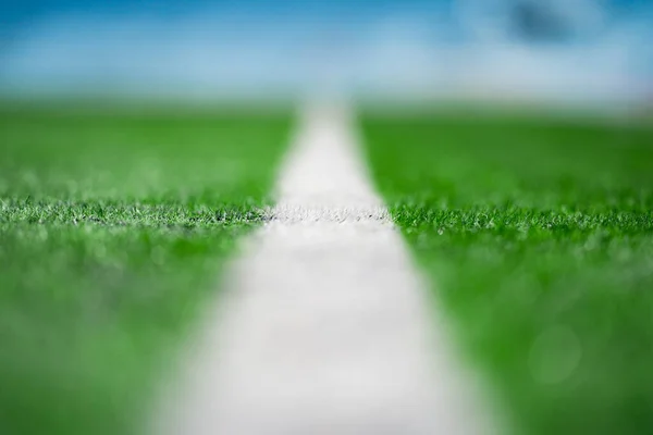 Закрыть Белой Линии Прикосновений Зеленого Искусственного Грасса Зеленом Футбольном Поле — стоковое фото