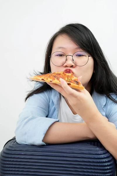 Óculos Felizes Asiático Jovem Mulher Comer Pizza Fundo Branco — Fotografia de Stock