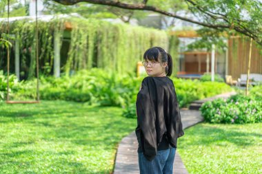 Asyalı camdan Taylandlı kadının portresi sabah bahçede duruyor..