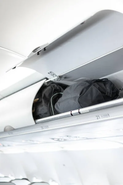 Αποσκευές Στο Επάνω Ράφι Του Αεροπλάνου Από Πάνω Κάθισμα Συνοδηγού — Φωτογραφία Αρχείου