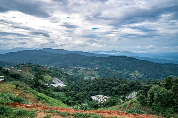 Chiangmai 'deki Mon Jam Village' ın tüm ziyaretçiler için evler, tatil beldeleri ve konaklama yerleriyle dolu havadan çekilmiş bir fotoğrafı..