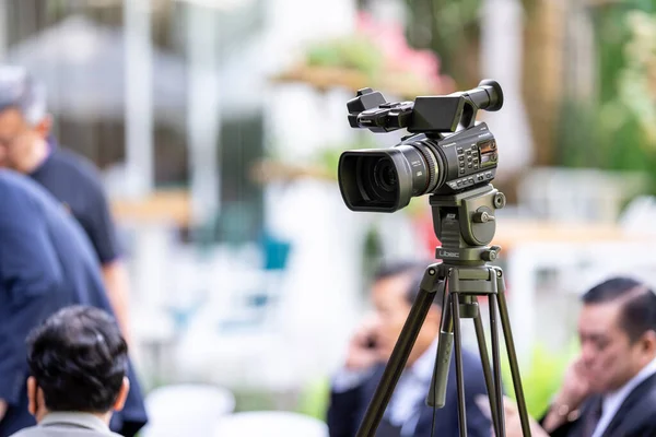 泰国曼谷 2020年12月22日 在泰国曼谷安装了一台录像机 专业摄像机 准备记录采访者 — 图库照片