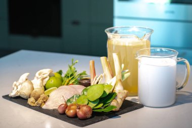 Tayland yemeği setine yakın malzemeler, tavuk çorbasıyla hindistan cevizi sütü. Malzemeler tavuk sebzesi ve birçok çeşit bitki karışımı..